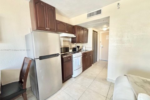 Condominio en venta en Sunny Isles Beach, Florida, 33.44 m2 № 1860671 - foto 10