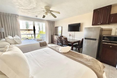 Condominio en venta en Sunny Isles Beach, Florida, 33.44 m2 № 1860671 - foto 7