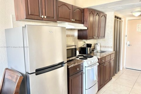 Condominio en venta en Sunny Isles Beach, Florida, 33.44 m2 № 1860671 - foto 12