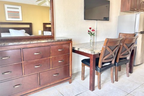 Condominio en venta en Sunny Isles Beach, Florida, 33.44 m2 № 1860671 - foto 11