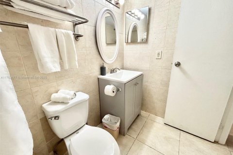 Condominio en venta en Sunny Isles Beach, Florida, 33.44 m2 № 1860671 - foto 15