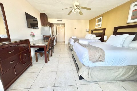 Condominio en venta en Sunny Isles Beach, Florida, 33.44 m2 № 1860671 - foto 4