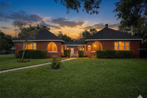 House in Lake Wales, Florida 3 bedrooms, 153.47 sq.m. № 2217556 - photo 2