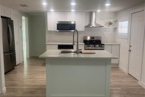 Casa en venta en Tampa, Florida, 4 dormitorios, 90.12 m2 № 2094618 - foto 5