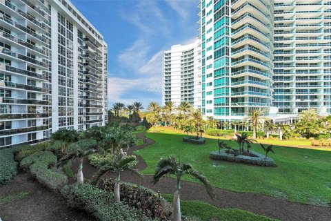 Copropriété à louer à Bal Harbour, Floride: 2 chambres, 98.1 m2 № 1799115 - photo 10