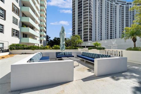 Condo in Miami Beach, Florida, 1 bedroom № 1951681 - photo 17