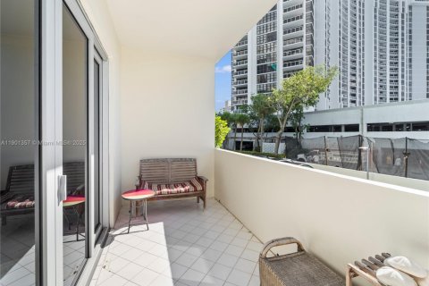 Condo in Miami Beach, Florida, 1 bedroom № 1951681 - photo 15