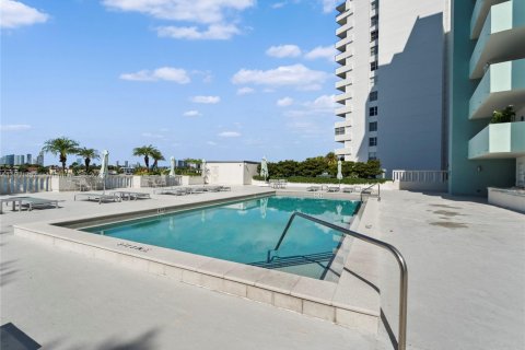 Condo in Miami Beach, Florida, 1 bedroom № 1951681 - photo 25