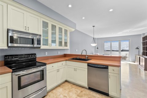 Condo in Miami Beach, Florida, 1 bedroom № 1951681 - photo 4