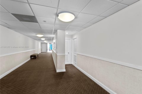 Condo in Miami Beach, Florida, 1 bedroom № 1951681 - photo 30