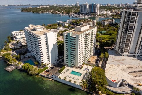 Condo in Miami Beach, Florida, 1 bedroom № 1951681 - photo 27