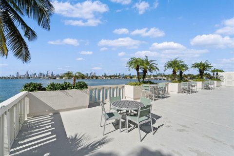 Condo in Miami Beach, Florida, 1 bedroom № 1951681 - photo 1