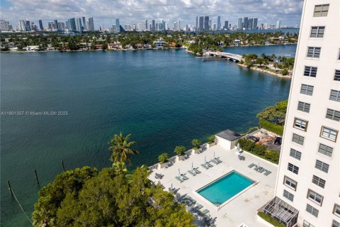 Condo in Miami Beach, Florida, 1 bedroom № 1951681 - photo 2
