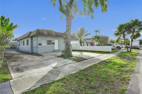 Casa en alquiler en Dania Beach, Florida, 2 dormitorios, 65.03 m2 № 1992181 - foto 2