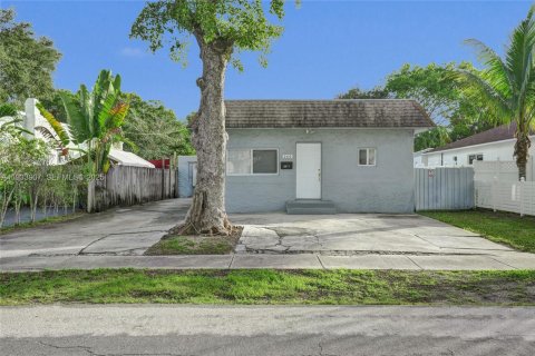 Casa en alquiler en Dania Beach, Florida, 2 dormitorios, 65.03 m2 № 1992181 - foto 1