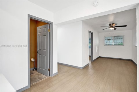 Casa en alquiler en Dania Beach, Florida, 2 dormitorios, 65.03 m2 № 1992181 - foto 7