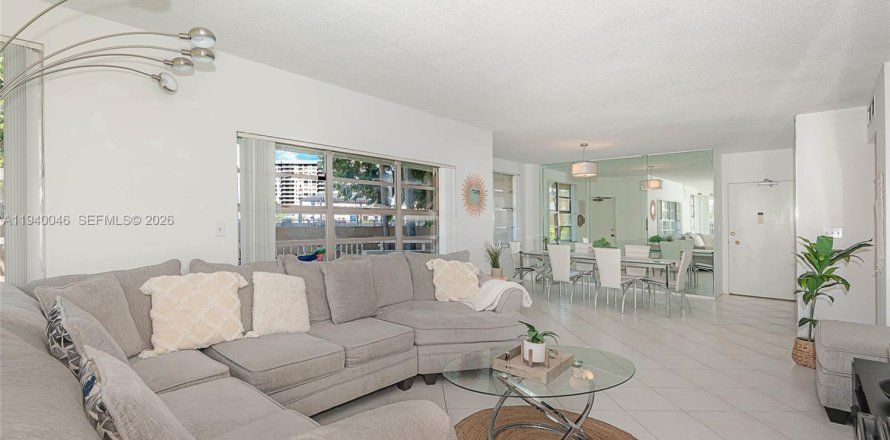 Кондоминиум с 2 спальнями в Халландейл-Бич, Флорида № 1997187