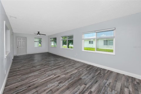 Villa ou maison à vendre à Pinellas Park, Floride: 2 chambres, 153.2 m2 № 2313038 - photo 5