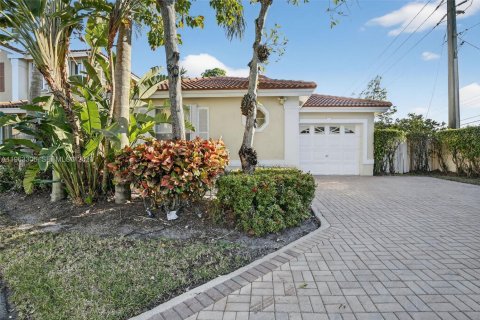 Casa en venta en Hollywood, Florida, 3 dormitorios, 131.92 m2 № 2026084 - foto 2