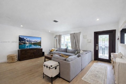 Купить виллу или дом в Холливуд, Флорида 5 спален, 163.42м2, № 2068427 - фото 3