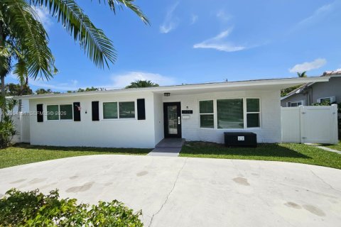 House in Hollywood, Florida 5 bedrooms, 163.42 sq.m. № 2068427