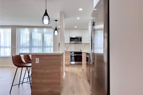 Снять в аренду кондоминиум в Бэл-Харбор, Флорида 3 спальни, 132.85м2, № 1950810 - фото 11