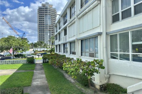 Снять в аренду кондоминиум в Бэл-Харбор, Флорида 3 спальни, 132.85м2, № 1950810 - фото 18