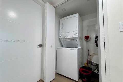 Снять в аренду кондоминиум в Бэл-Харбор, Флорида 3 спальни, 132.85м2, № 1950810 - фото 16