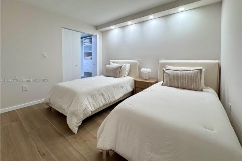 Снять в аренду кондоминиум в Бэл-Харбор, Флорида 3 спальни, 132.85м2, № 1950810 - фото 15