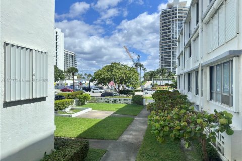 Снять в аренду кондоминиум в Бэл-Харбор, Флорида 3 спальни, 132.85м2, № 1950810 - фото 20