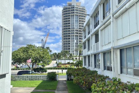 Снять в аренду кондоминиум в Бэл-Харбор, Флорида 3 спальни, 132.85м2, № 1950810 - фото 21