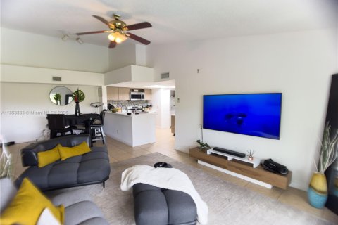 Condo in Coral Springs, Florida, 2 bedrooms  № 1888880 - photo 2