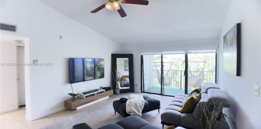 Condo in Coral Springs, Florida, 2 bedrooms № 1888880
