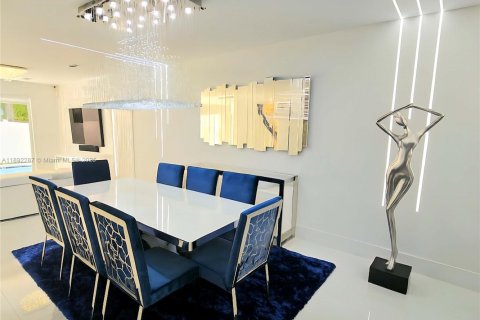 Villa ou maison à vendre à Doral, Floride: 5 chambres, 305.83 m2 № 2039275 - photo 5