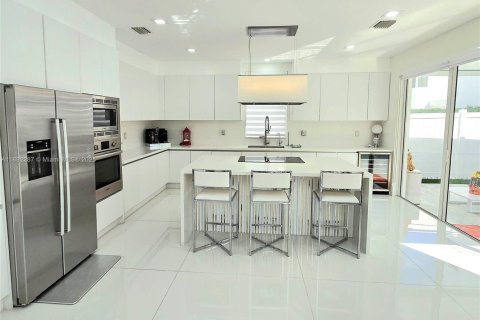 Villa ou maison à vendre à Doral, Floride: 5 chambres, 305.83 m2 № 2039275 - photo 9