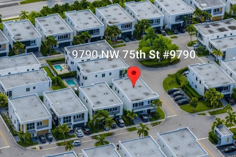 Villa ou maison à vendre à Doral, Floride: 5 chambres, 305.83 m2 № 2039275 - photo 28