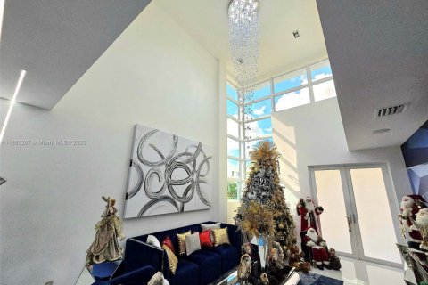 Villa ou maison à vendre à Doral, Floride: 5 chambres, 305.83 m2 № 2039275 - photo 3