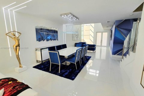 Villa ou maison à vendre à Doral, Floride: 5 chambres, 305.83 m2 № 2039275 - photo 4