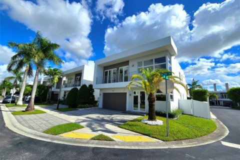 Villa ou maison à vendre à Doral, Floride: 5 chambres, 305.83 m2 № 2039275 - photo 2
