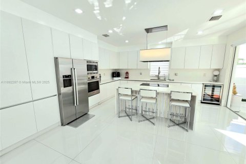 Villa ou maison à vendre à Doral, Floride: 5 chambres, 305.83 m2 № 2039275 - photo 11