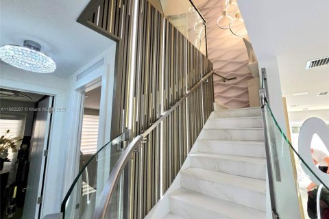 Villa ou maison à vendre à Doral, Floride: 5 chambres, 305.83 m2 № 2039275 - photo 13