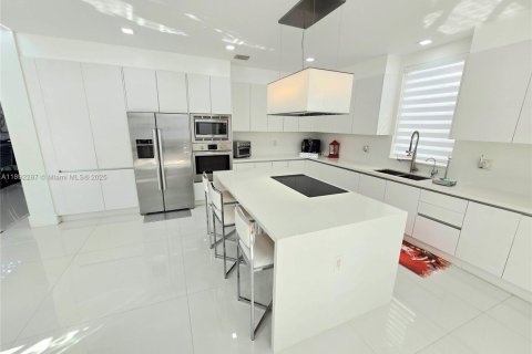 Villa ou maison à vendre à Doral, Floride: 5 chambres, 305.83 m2 № 2039275 - photo 10