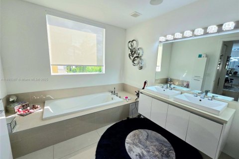Villa ou maison à vendre à Doral, Floride: 5 chambres, 305.83 m2 № 2039275 - photo 20