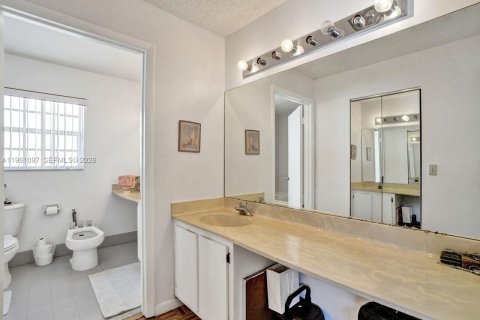 Villa ou maison à vendre à Miami, Floride: 3 chambres, 190.26 m2 № 2021886 - photo 11