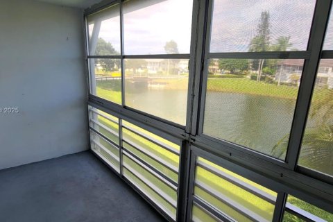 Condo in West Palm Beach, Florida, 1 bedroom  № 2081675 - photo 17
