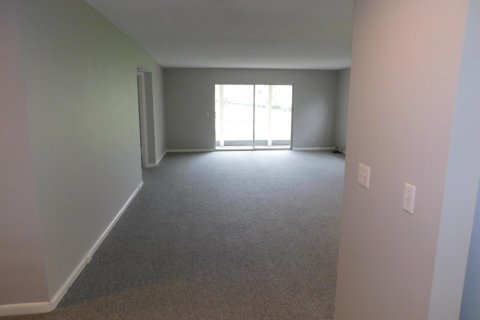 Condo in Pembroke Pines, Florida, 2 bedrooms  № 2083992 - photo 9