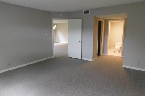 Condo in Pembroke Pines, Florida, 2 bedrooms  № 2083992 - photo 27