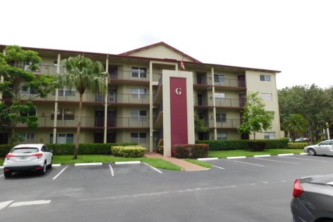 Condo in Pembroke Pines, Florida, 2 bedrooms  № 2083992 - photo 2