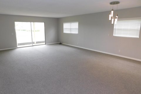 Condo in Pembroke Pines, Florida, 2 bedrooms  № 2083992 - photo 11