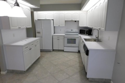 Condo in Pembroke Pines, Florida, 2 bedrooms  № 2083992 - photo 3
